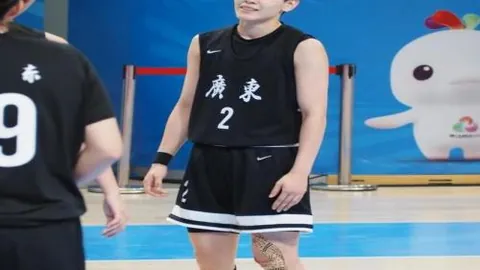 范乔丹遭质疑：领先三分球队常犯规，替补席违规声此起彼伏